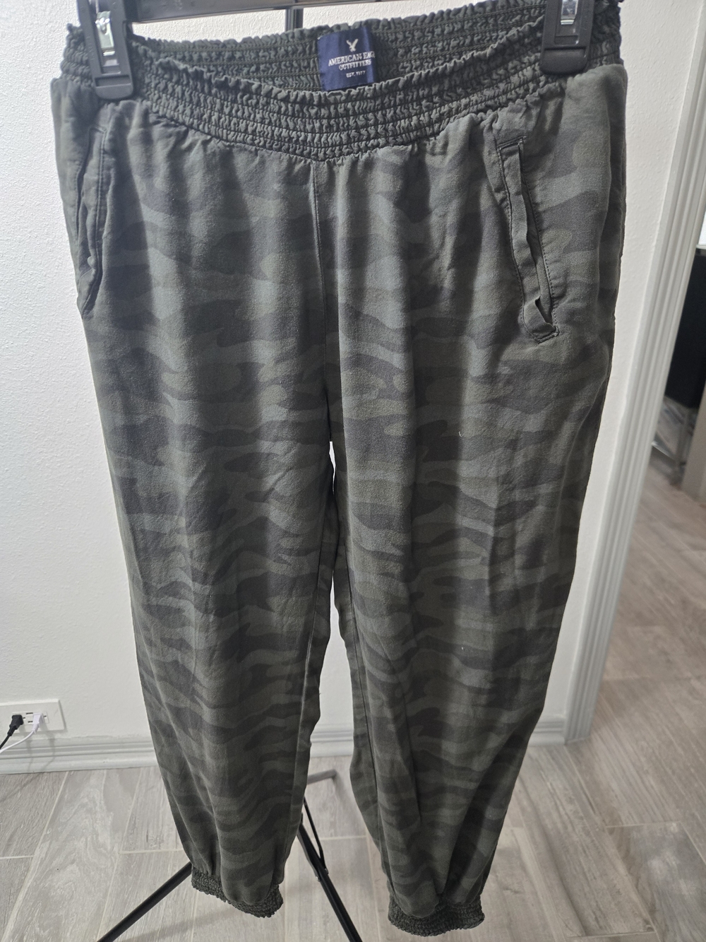 American Eagle Outfitters Men’s Green Camo Jogger Pants